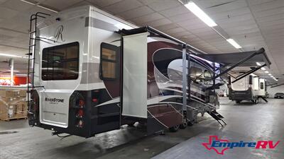 2022 Forest River Riverstone LEGACY 442MC - Photo 5 - Oxnard, CA 93030