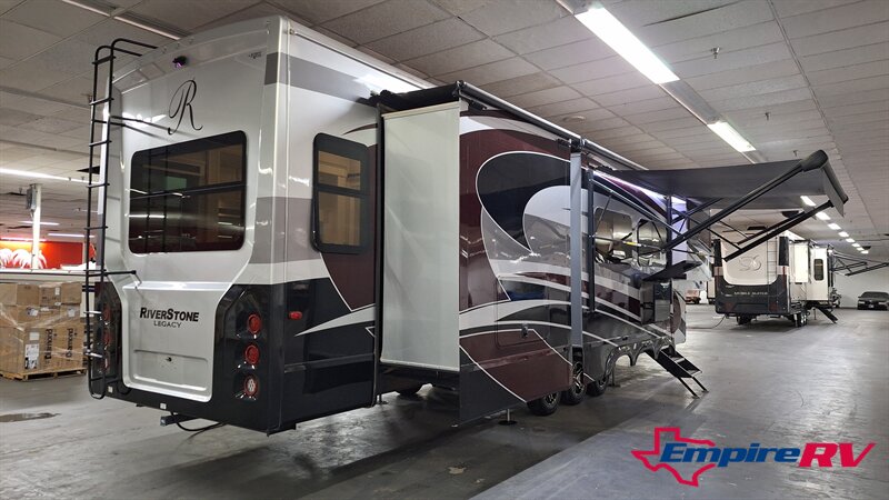 2022 Forest River Riverstone LEGACY 442MC - Photo 5 - Oxnard, CA 93030