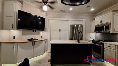 2022 Forest River Riverstone LEGACY 442MC - Photo 9 - Oxnard, CA 93030