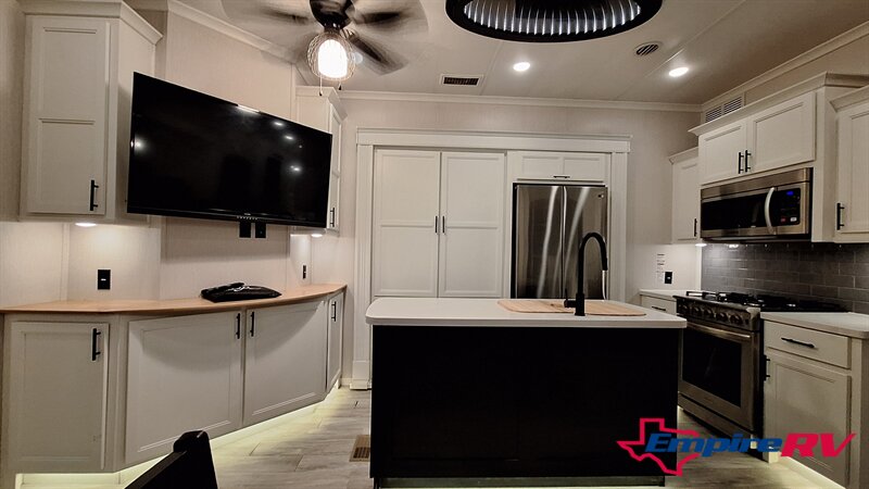 2022 Forest River Riverstone LEGACY 442MC - Photo 9 - Oxnard, CA 93030