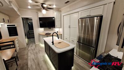 2022 Forest River Riverstone LEGACY 442MC - Photo 7 - Oxnard, CA 93030