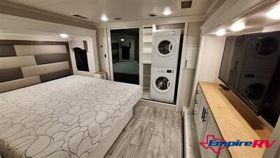 2022 Forest River Riverstone LEGACY 442MC - Photo 21 - Oxnard, CA 93030