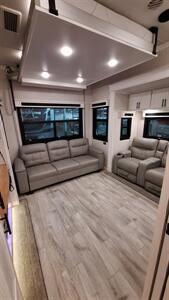 2022 Forest River Riverstone LEGACY 442MC - Photo 13 - Oxnard, CA 93030