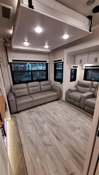 2022 Forest River Riverstone LEGACY 442MC - Photo 13 - Oxnard, CA 93030