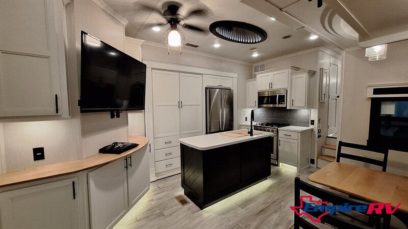 2022 Forest River Riverstone LEGACY 442MC - Photo 12 - Oxnard, CA 93030