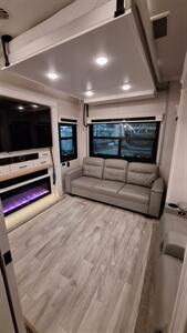 2022 Forest River Riverstone LEGACY 442MC - Photo 15 - Oxnard, CA 93030