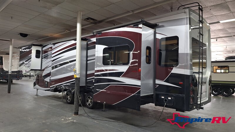 2022 Forest River Riverstone LEGACY 442MC - Photo 4 - Oxnard, CA 93030