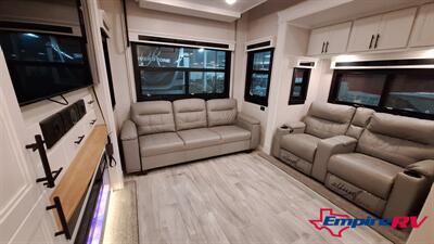 2022 Forest River Riverstone LEGACY 442MC - Photo 14 - Oxnard, CA 93030