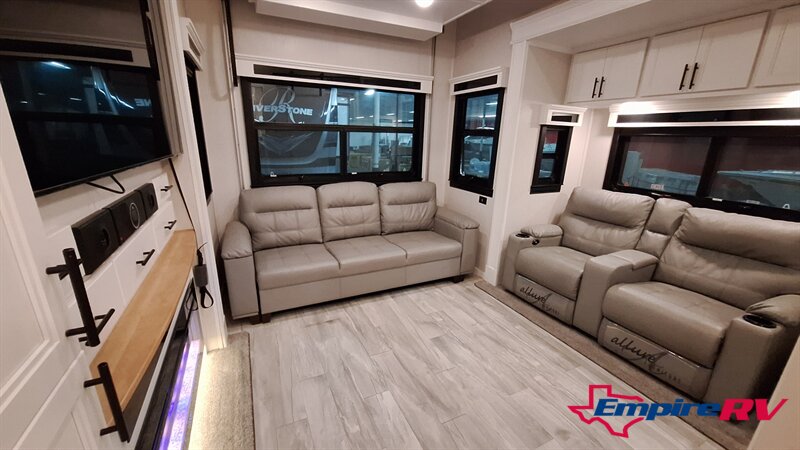 2022 Forest River Riverstone LEGACY 442MC - Photo 14 - Oxnard, CA 93030