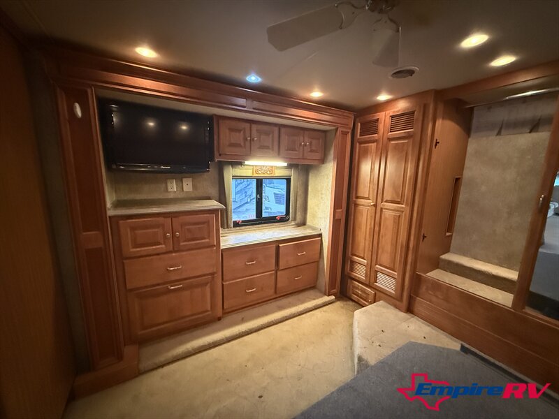 2010 Tiffin PHEATON 40QTH - Photo 14 - Liberty, TX 77575