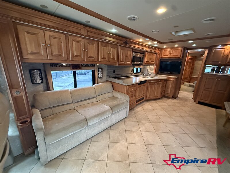 2010 Tiffin PHEATON 40QTH - Photo 11 - Liberty, TX 77575