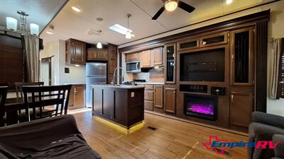 2017 Forest River SALEM VILLA 4092BFL   - Photo 12 - Liberty, TX 77575