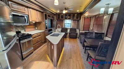 2017 Forest River SALEM VILLA 4092BFL   - Photo 8 - Liberty, TX 77575