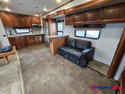 2015 Thor REDWOOD Sequoia   - Photo 5 - Liberty, TX 77575