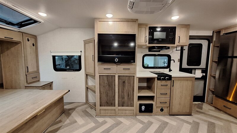 2022 Ember RV Overland 201FBQ - Photo 9 - Liberty, TX 77575