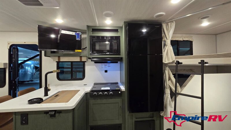 2026 Forest River NO BOUNDARIES 20.3 - Photo 15 - Liberty, TX 77575