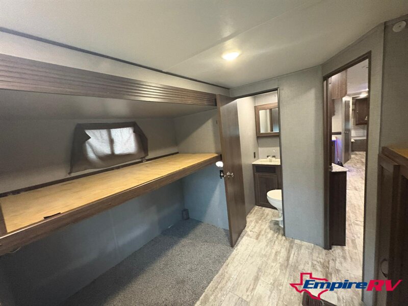 2018 CROSSROADS ZINGER 333DB - Photo 25 - Liberty, TX 77575