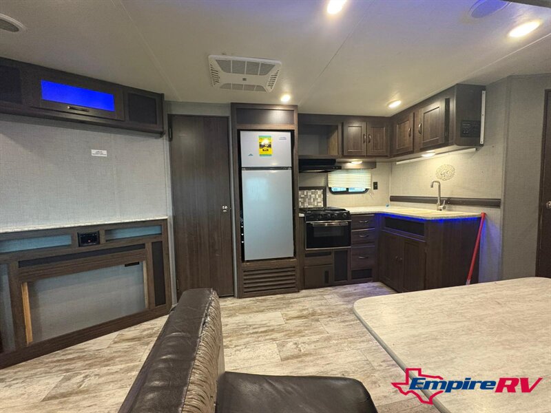 2018 CROSSROADS ZINGER 333DB - Photo 16 - Liberty, TX 77575