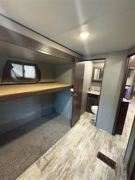 2018 CROSSROADS ZINGER 333DB - Photo 24 - Liberty, TX 77575