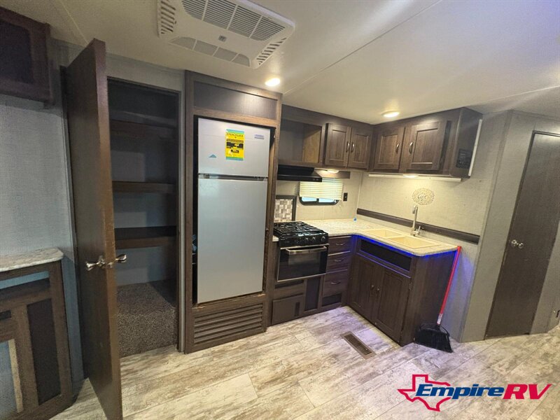 2018 CROSSROADS ZINGER 333DB - Photo 27 - Liberty, TX 77575