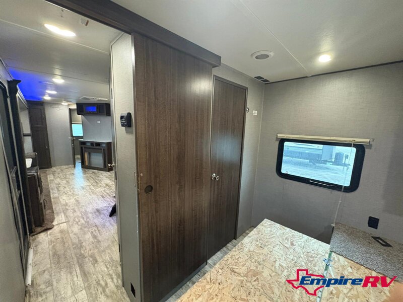 2018 CROSSROADS ZINGER 333DB - Photo 10 - Liberty, TX 77575