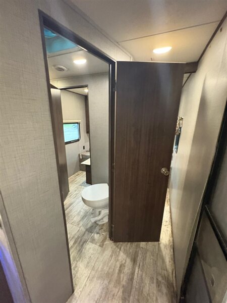 2018 CROSSROADS ZINGER 333DB - Photo 18 - Liberty, TX 77575