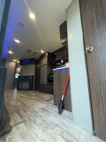 2018 CROSSROADS ZINGER 333DB - Photo 11 - Liberty, TX 77575