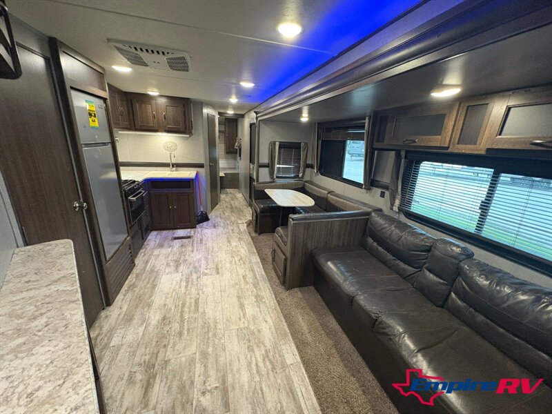 2018 CROSSROADS ZINGER 333DB - Photo 12 - Liberty, TX 77575