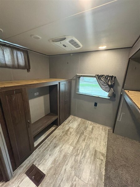 2018 CROSSROADS ZINGER 333DB - Photo 21 - Liberty, TX 77575