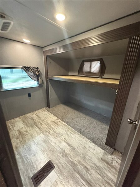 2018 CROSSROADS ZINGER 333DB - Photo 20 - Liberty, TX 77575