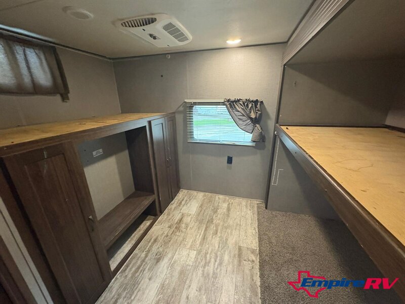2018 CROSSROADS ZINGER 333DB - Photo 22 - Liberty, TX 77575