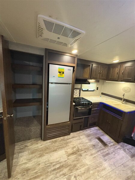 2018 CROSSROADS ZINGER 333DB - Photo 26 - Liberty, TX 77575