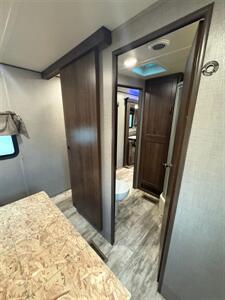 2018 CROSSROADS ZINGER 333DB   - Photo 8 - Liberty, TX 77575