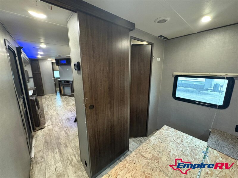 2018 CROSSROADS ZINGER 333DB - Photo 9 - Liberty, TX 77575