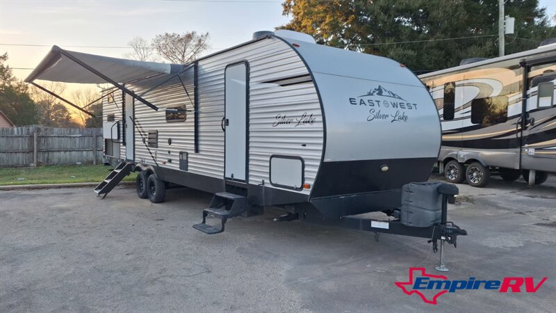 2022 EAST TO WEST 31KBH SILVER LAKE  