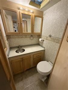 2004 Tiffin ALLEGRO BAY 34 XB   - Photo 13 - Liberty, TX 77575