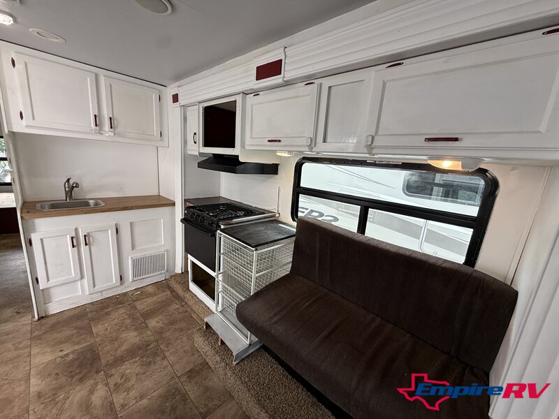 2013 Jayco REDHAWK 31XL - Photo 9 - Liberty, TX 77575