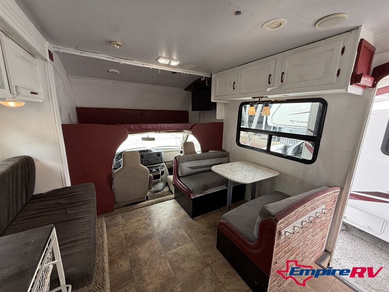 2013 Jayco REDHAWK 31XL - Photo 8 - Liberty, TX 77575