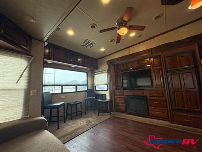2013 Palomino COLUMBUS 320RS   - Photo 13 - Liberty, TX 77575