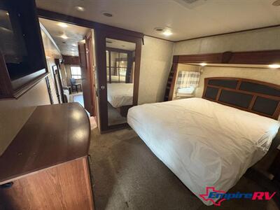 2013 Palomino COLUMBUS 320RS   - Photo 24 - Liberty, TX 77575