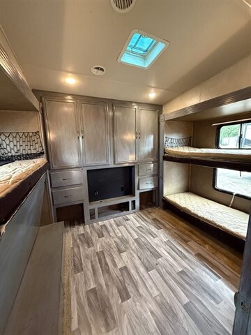 2015 Forest River Sandpiper 380BH5 - Photo 10 - Liberty, TX 77575