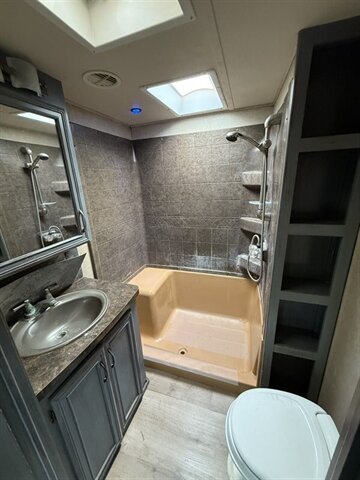 2015 Forest River Sandpiper 380BH5 - Photo 8 - Liberty, TX 77575