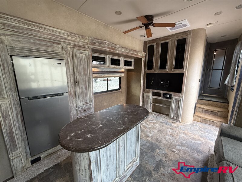 2015 Forest River Sandpiper 380BH5 - Photo 11 - Liberty, TX 77575