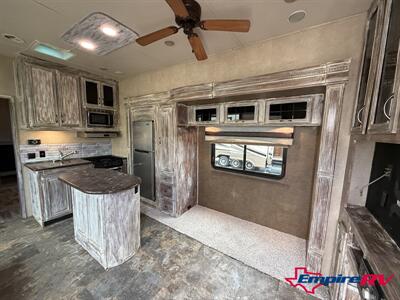 2015 Forest River Sandpiper 380BH5   - Photo 6 - Liberty, TX 77575