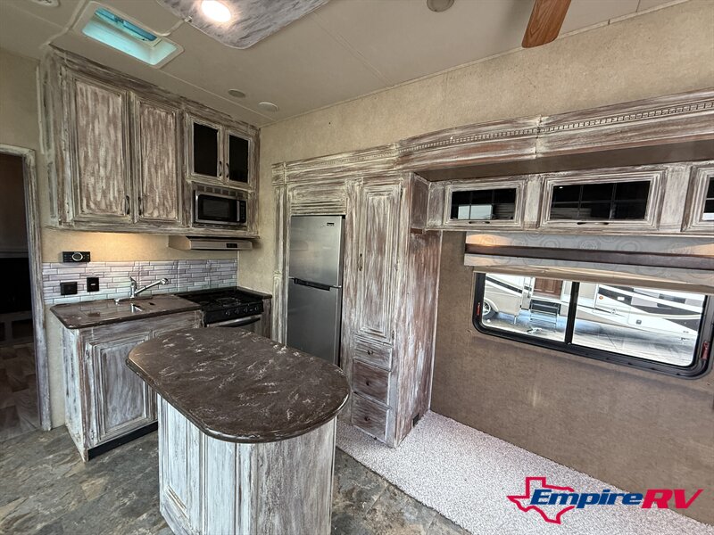 2015 Forest River Sandpiper 380BH5 - Photo 7 - Liberty, TX 77575