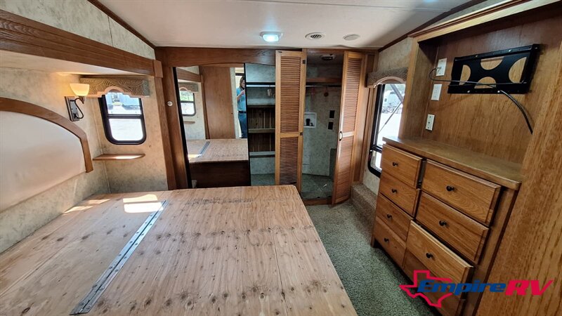2011 Coachmen BROOKSTONE 376RL - Photo 15 - Liberty, TX 77575