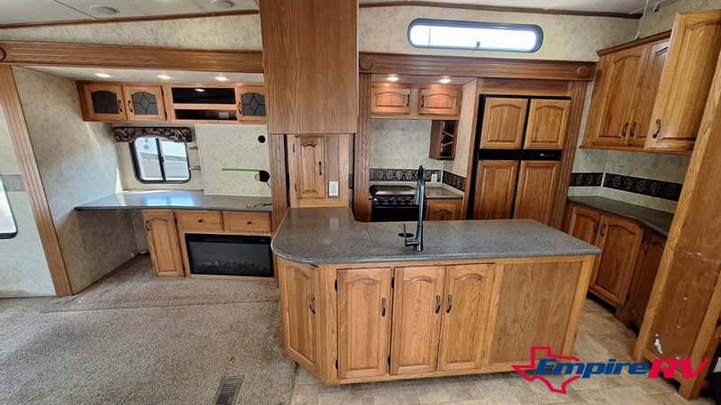 2011 Coachmen BROOKSTONE 376RL - Photo 8 - Liberty, TX 77575