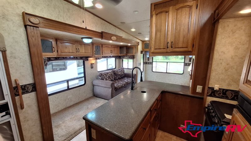 2011 Coachmen BROOKSTONE 376RL - Photo 7 - Liberty, TX 77575