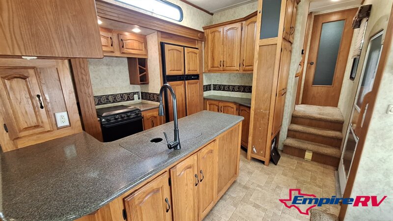 2011 Coachmen BROOKSTONE 376RL - Photo 13 - Liberty, TX 77575
