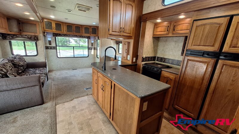 2011 Coachmen BROOKSTONE 376RL - Photo 6 - Liberty, TX 77575